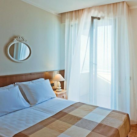 Hotel Ambassador Pesaro Esterno foto