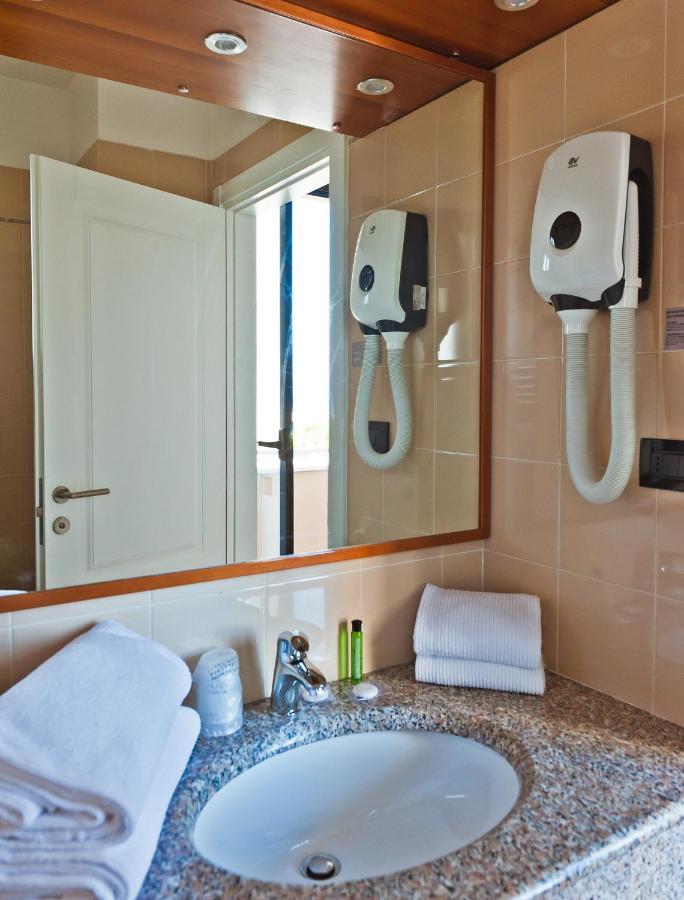 Hotel Ambassador Pesaro Esterno foto