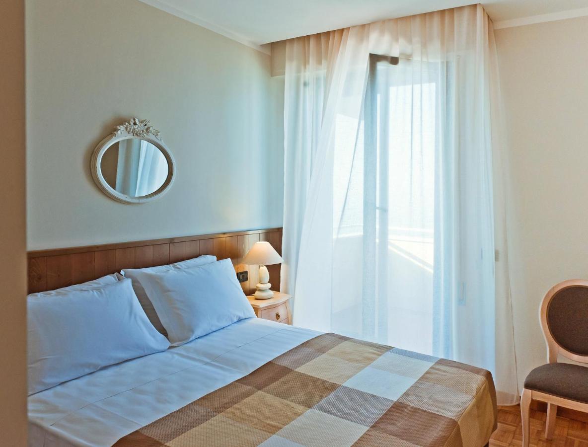 Hotel Ambassador Pesaro Esterno foto