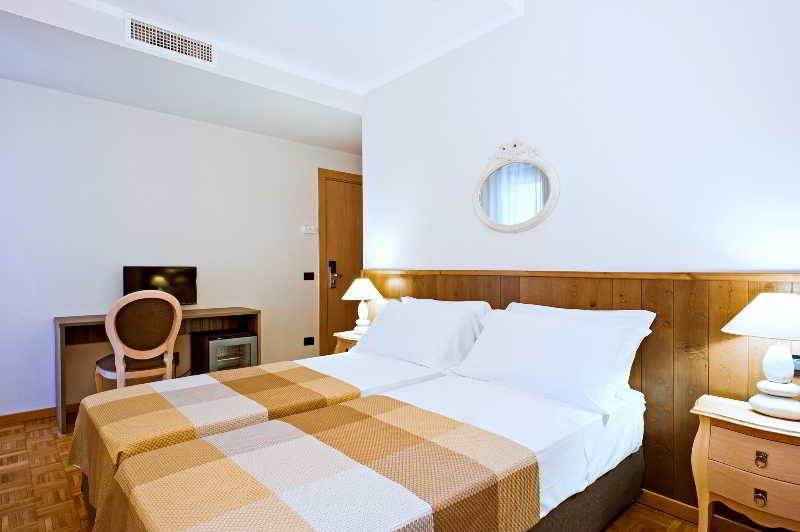 Hotel Ambassador Pesaro Esterno foto