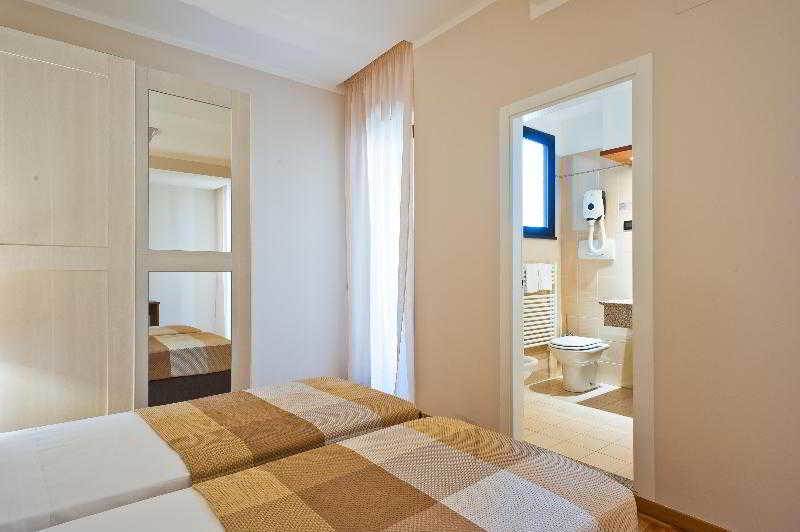 Hotel Ambassador Pesaro Esterno foto