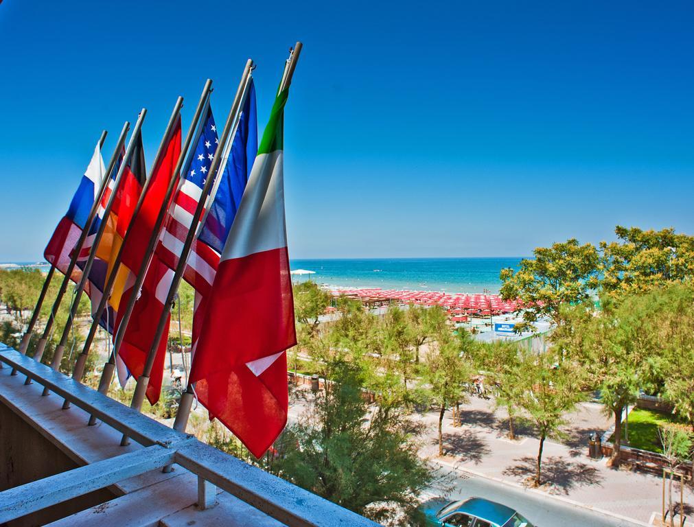 Hotel Ambassador Pesaro Esterno foto