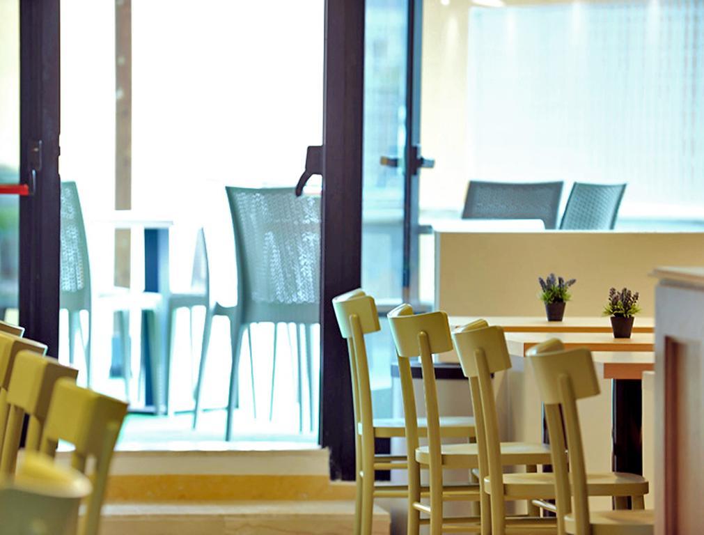 Hotel Ambassador Pesaro Esterno foto