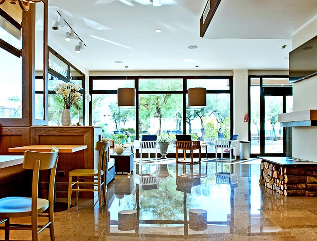 Hotel Ambassador Pesaro Esterno foto