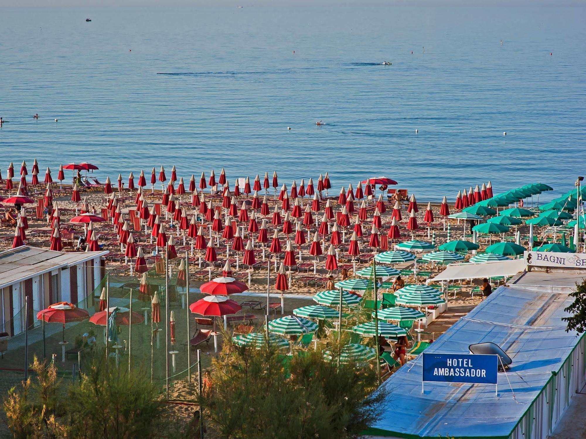 Hotel Ambassador Pesaro Esterno foto