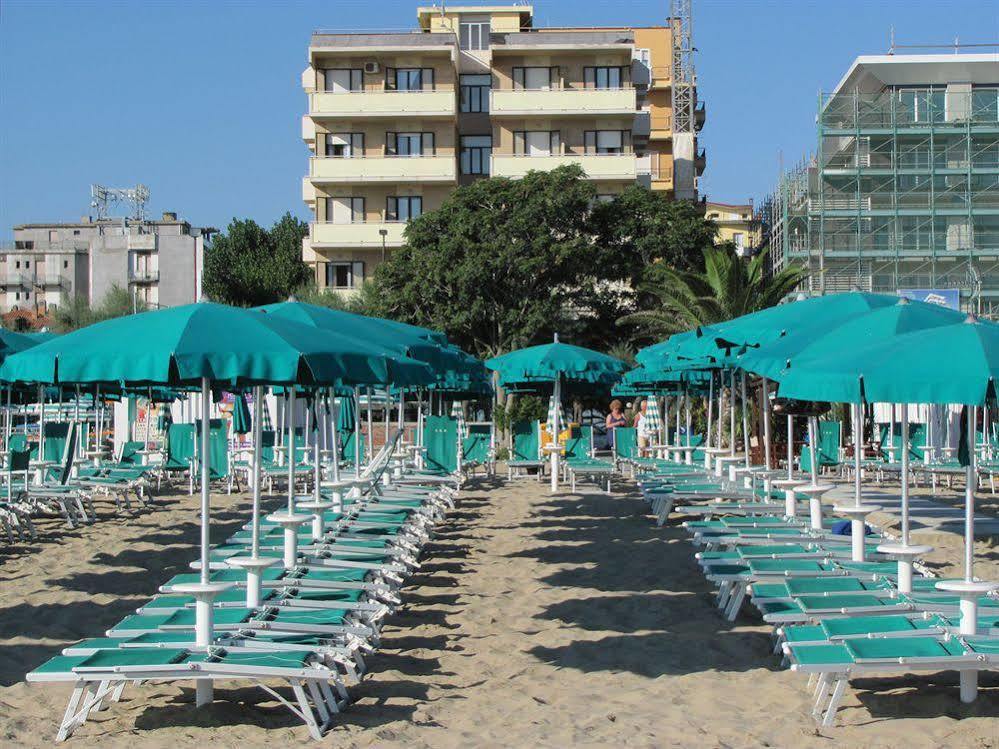 Hotel Ambassador Pesaro Esterno foto
