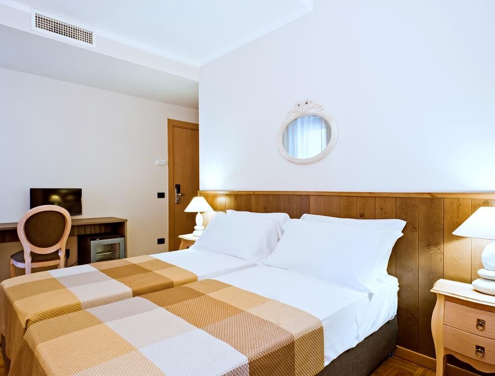 Hotel Ambassador Pesaro Esterno foto